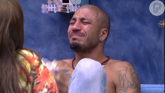 Fernando chora após conversa com Luan
