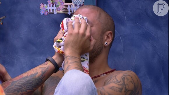 Fernando chora agarrado à blusa de Aline