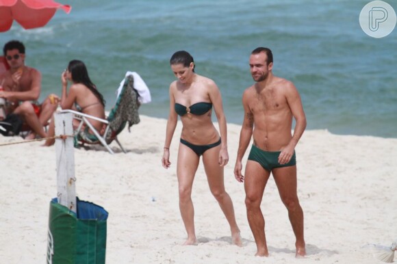 Deborah Secco e Roger aproveitam dia de sol no Rio