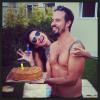 Paulo Vilhena segura a torta de aniversário enquanto enquanto Thaila Ayala faz brincadeiras. Em 23 de abril de 2013