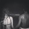 O ator Ícaro Silva contou no seu Instagram que tomou banho de mar por incentivo de Thaila Ayala