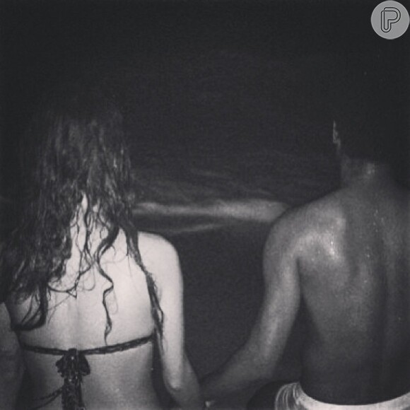 O ator Ícaro Silva contou no seu Instagram que tomou banho de mar por incentivo de Thaila Ayala