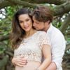 Fernanda Machado exibe orgulhosa sua barriga de grávida ao lado do marido, Robert Riskin