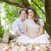 Fernanda Machado exibe barriga de seis meses de gravidez junto com o marido, Robert Riskin