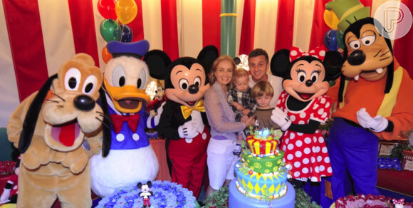 Joaquim em mais um momento de festa com a família e com os personagens da Disney
