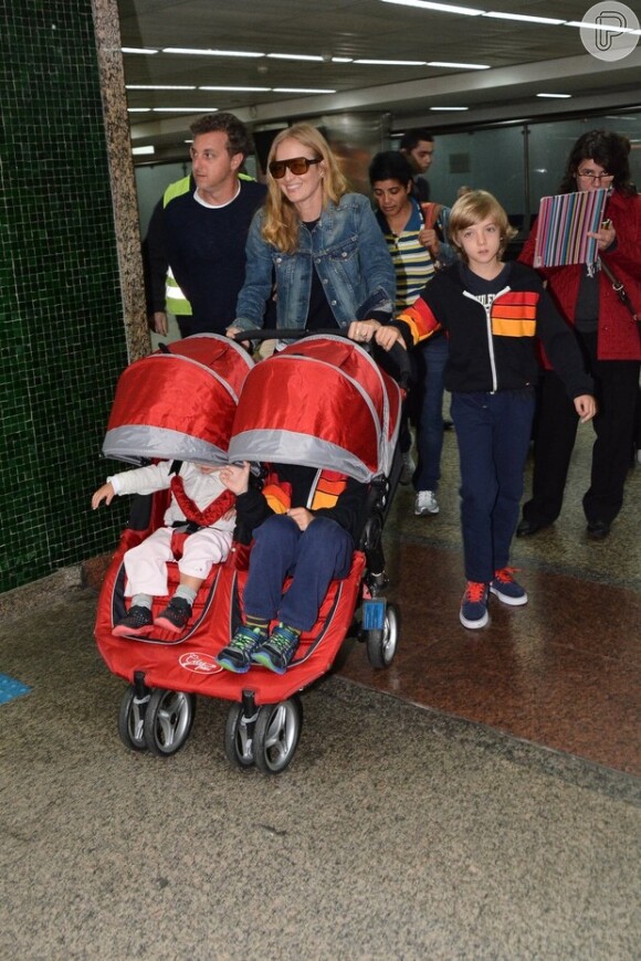 Joaquim ao lado dos pais e irmãos ao voltar de viagem de férias em família no exterior
