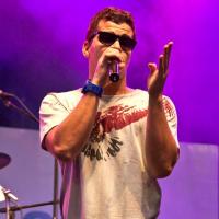 Thiago Martins estreia carreira solo com apoio de Paloma Bernardi: 'Inspiração!'