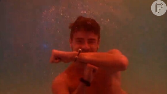 Dentro da piscina do 'BBB15', Rafael também fez a letra 'T' com os braços para homenagear a namorada, Talita