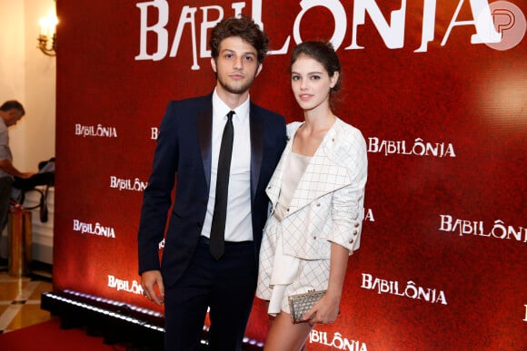 Chay Suede e Laura Neiva não se desgrudaram na festa de lançamento da novela 'Babilônia'