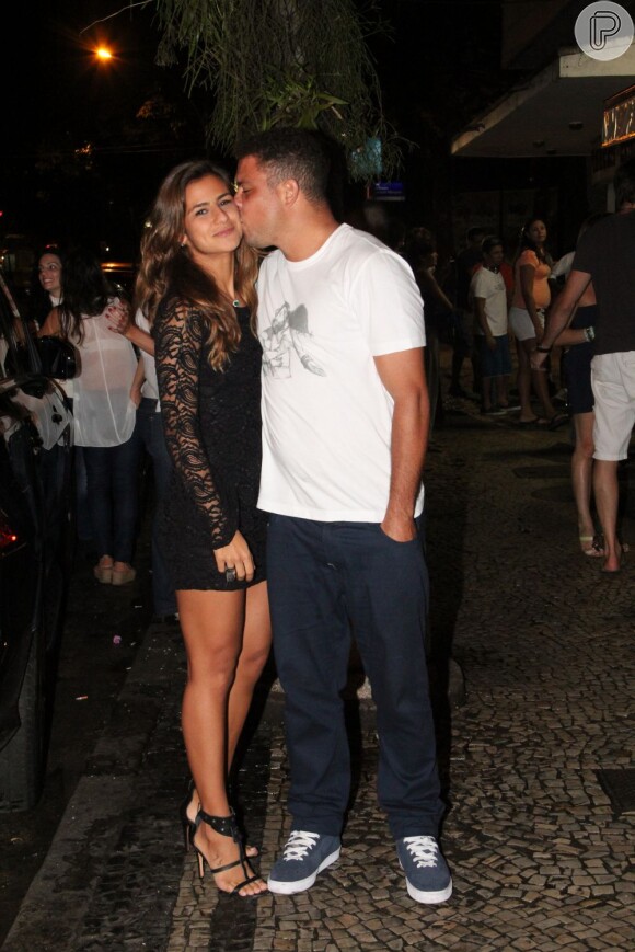 Apaixonado, Ronaldo posa beijando a namorada, Paula Morais