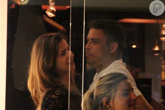 Ronaldo é flagrado com Paula Morais em restaurante do Rio