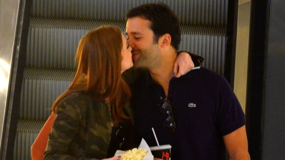 Marina Ruy Barbosa, a Maria Isis de 'Império', beija o namorado durante passeio