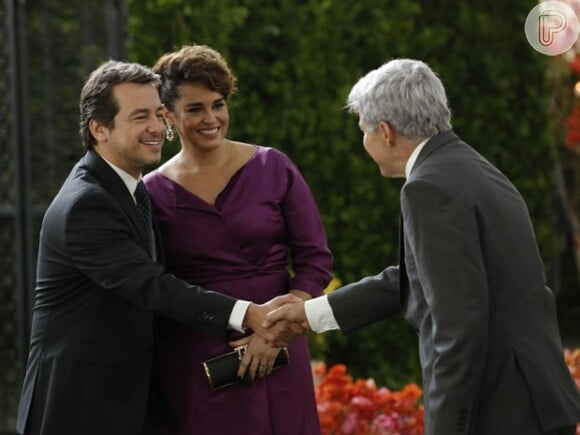 Beatriz (Suzy Rêgo) apresenta Otávio (Carlos Vieira), seu novo namorado, ao ex-marido, Cláudio (José Mayer), na reta final da novela 'Império'