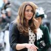 Kate Middleton escolhe um vestido de poá e uma jaqueta preta para ir ao evento