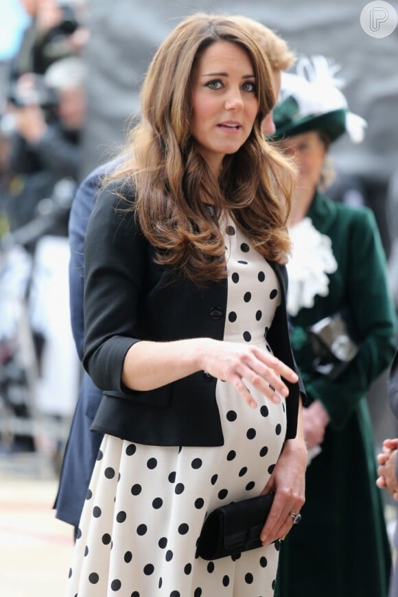 Kate Middleton escolhe um vestido de poá e uma jaqueta preta para ir ao evento