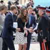Kate Middleton é cumprimentada por oficial britãnico