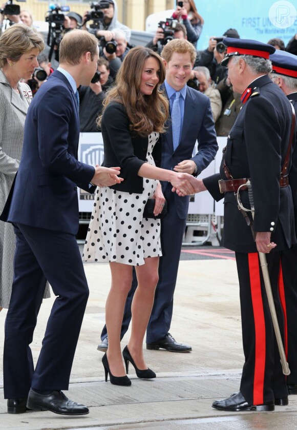 Kate Middleton é cumprimentada por oficial britãnico
