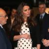 Kate Middleton acaricia sua barriga de grávida