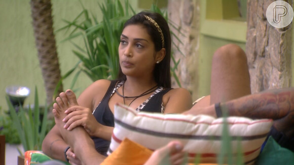 'BBB15': Amanda faz massagem no pé de Fernando durante conversa no sofá da área externa da casa