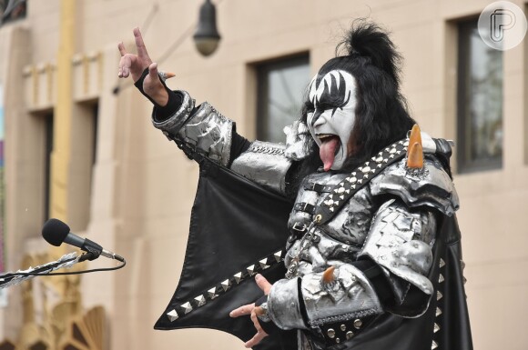 Já o vocalista da banda de rock Kiss, Gene Simmons assegurou a enorme língua, protagonista de suas performances em fotos e no palco, por 1 milhão de dólares