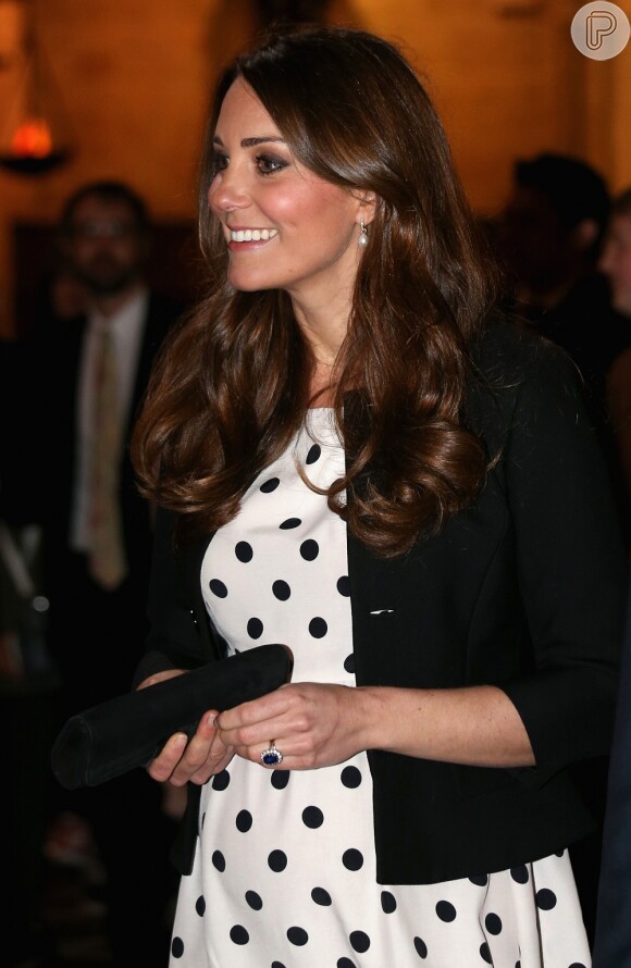 Kate Middleton usa vestido de loja popular e o modelo se esgotou em menos de uma hora, segundo informações do 'Daily Mail', nesta sexta-feira, 26 de abril de 2013
