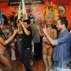 Zezé Di Camargo e Luciano caem no samba com a bateria da Imperatriz Leopoldinense após coletiva de imprensa
