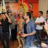 Zezé Di Camargo e Luciano caem no samba com a bateria da Imperatriz Leopoldinense após coletiva de imprensa