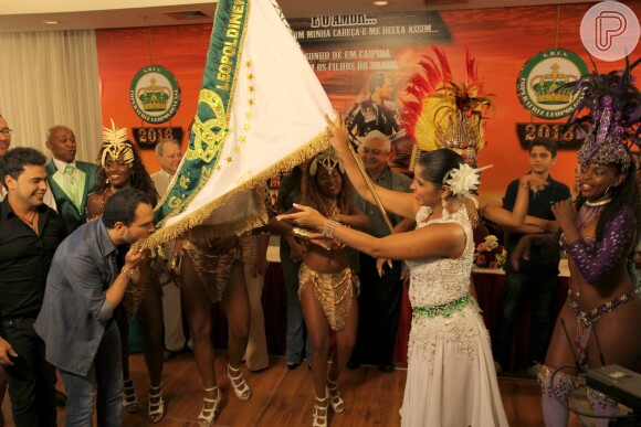Zezé Di Camargo e Luciano caem no samba com a bateria da Imperatriz Leopoldinense após coletiva de imprensa
