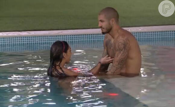 Durante um banho de piscina, Amanda apertou os mamilos de Fernando