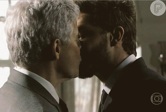Klebber Toledo e José Mayer protagonizaram o primeiro beijo gay da novela 'Império' no capítulo da noite de terça-feira, 10 de março de 2015