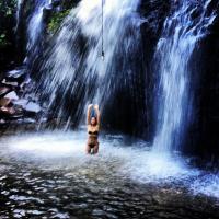 Flávia Alessandra, de biquíni, mostra corpão em cachoeira: 'Purificando a alma'