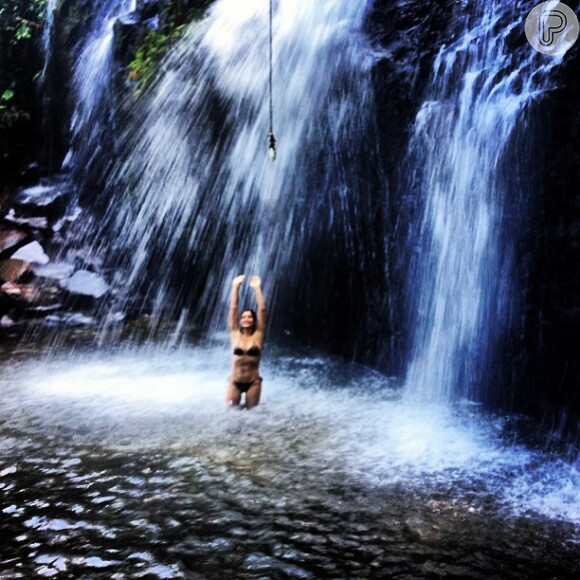 Flávia Alessandra curte cachoeira e exibe boa forma de biquíni em 28 de abril de 2013