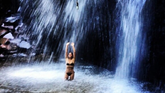 Flávia Alessandra, de biquíni, mostra corpão em cachoeira: 'Purificando a alma'