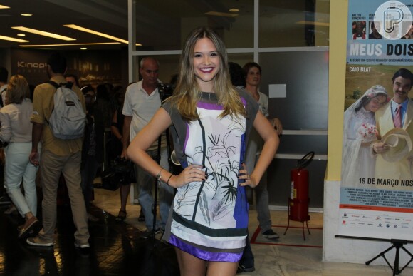 Juliana Paiva escolheu um vestido estampado para assistir a pré-estreia do filme 'Meus Dois Amores'