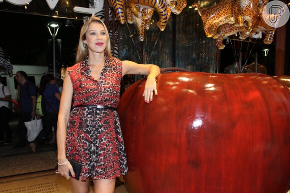 Com um cinto e vestido estampado, Luana Piovani prestigia lançamento da coleção da marca EVA