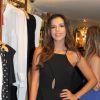 Mariana Rios usa vestido preto justo e com recorte estratégico em evento de moda no Rio