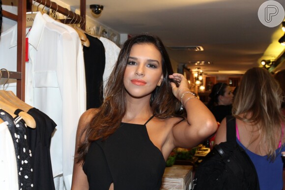 Mariana Rios usa vestido preto justo e com recorte estratégico em evento de moda no Rio