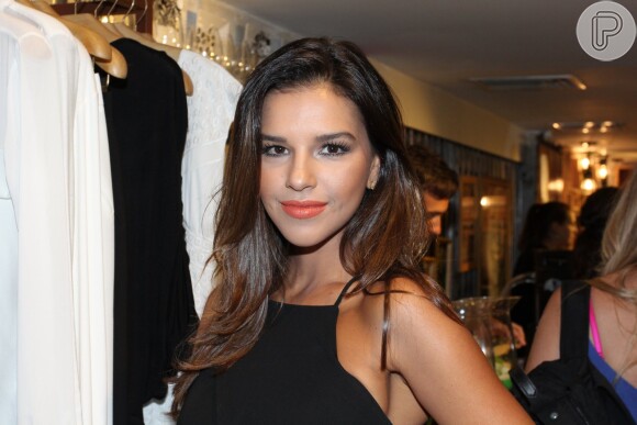 Mariana Rios usa vestido preto justo e com recorte estratégico em evento de moda no Rio