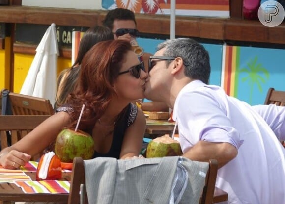 Paloma Bernardi e Otaviano Costa gravam na praia do Recreio a cena do beijo de Rosângela e Haroldo em 'Salve Jorge', em 29 de abril de 2013