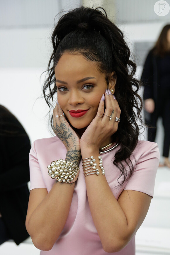 Rihanna é a nova garota-propaganda da grife Dior. A informação foi dada pela revista 'Vogue' norte-americana nesta sexta-feira, 13 de março de 2015