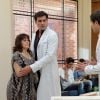 Caíque (Sergio Guizé) tenta conversar com a mulher de seu paciente, mas ela se recusa e recebe o apoio de Marcos (Thiago Lacerda) em 'Alto Astral'