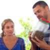 Ator Carmo Dalla Vecchia ensina à Angélica como germinar sementes de girassol