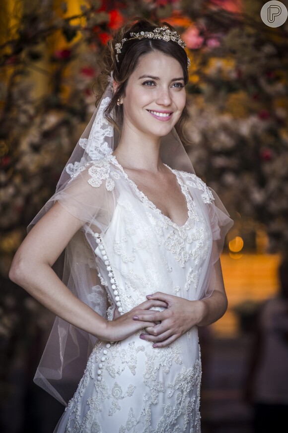 Laura (Nathalia Dill) recebe uma mensagem de Marcos (Thiago Lacerda) quando já está vestida de noiva e a caminho da igreja para se casar com Caíque (Sergio Guizé), em 'Alto Astral'