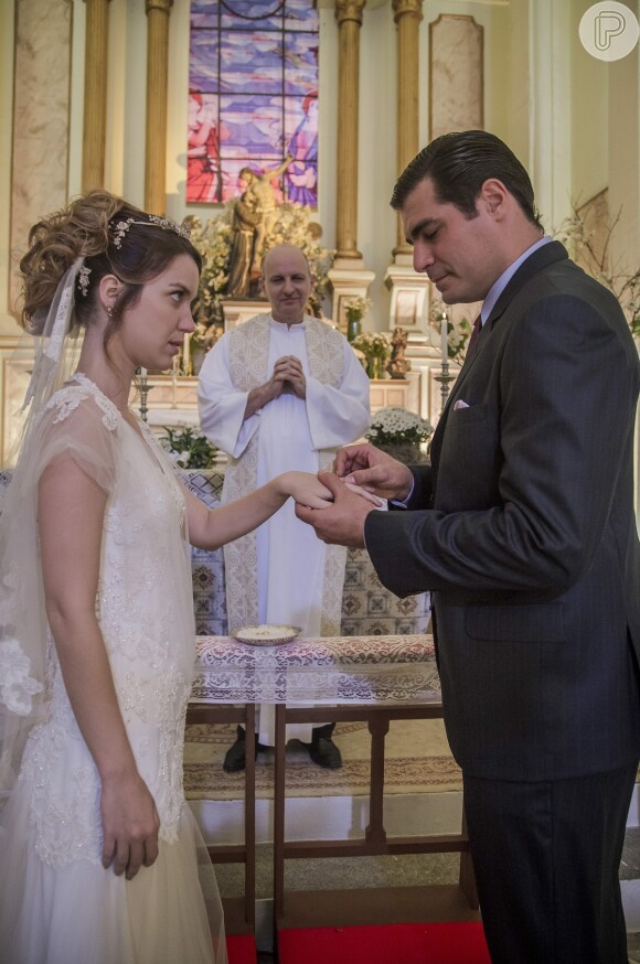 Laura (Nathalia Dill) se casa com Marcos (Thiago Lacerda), em 'Alto Astral'