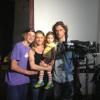 Pedro Novaes posa ao lado da mãe, Letícia Spiller, da irmazinha Stella, e do padrasto, Lucas Loureiro, que assina a direção de fotografia do filme 'Casamento de Gorete'