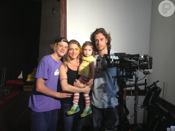 Pedro Novaes posa ao lado da mãe, Letícia Spiller, da irmazinha Stella, e do padrasto, Lucas Loureiro, que assina a direção de fotografia do filme 'Casamento de Gorete'