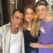 Letícia Spiller posa com o filho Pedro Novaes em set de filmagem