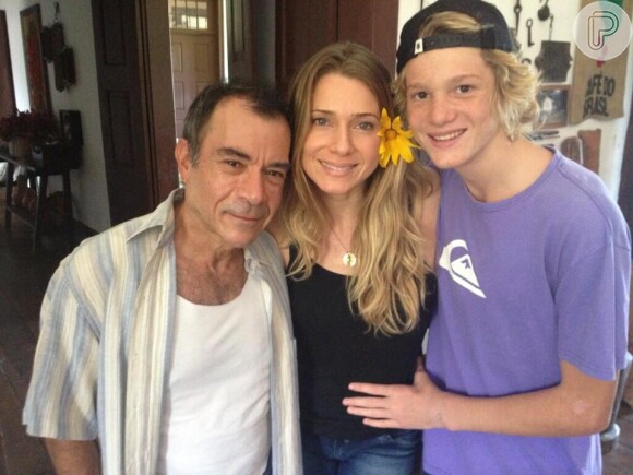 Letícia Spiller posa com Pedro Novaes e Ricardo Blat no set de 'Casamento de Gorete', em 29 de abril de 2013