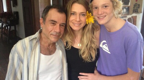 Letícia Spiller posa com o filho Pedro Novaes em set de filmagem