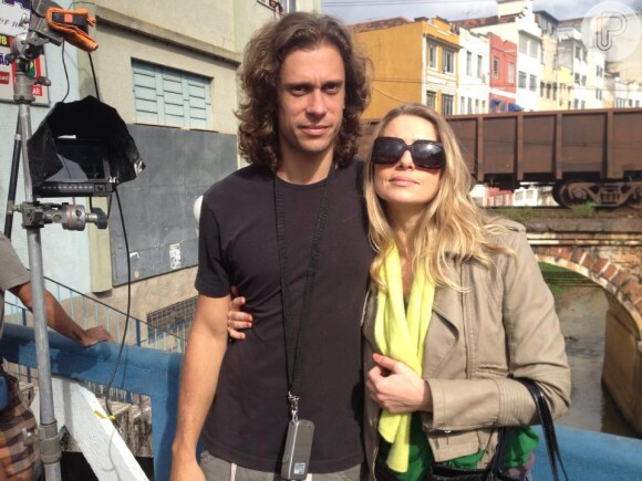Letícia Spiller posa com o marido, Lucas Loureiro, nos bastidores das filmagens